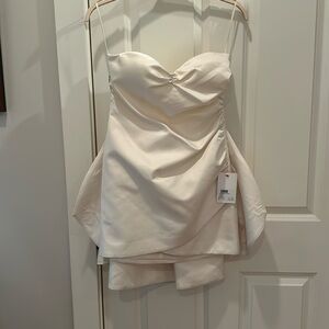 Brides to be and graduates! Adorable white mini dress🫶🏻